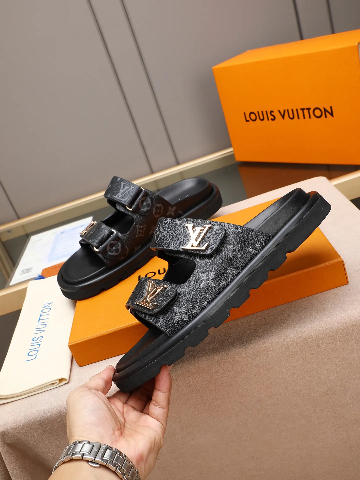 PP360 [LOUIS VUITTON] Louis Vuitton, LV printing, men's and women's slippers are on the market. The drawer box packaging comes with a cloth bag and a card. The upper pattern looks very soft and waxy, and it is a super versatile leg slimming tool. Fabric: imported denim/canvas/old fabric, LV hardware LOGO, official website pattern printing, comfortable to wear, feet: high-elastic PU water table. Sole: foam sole, heel height: about 5cm. Code number: 35-46, 35, 45, 46 are custom-made and non-returnable. Color: multiple colors and styles available.